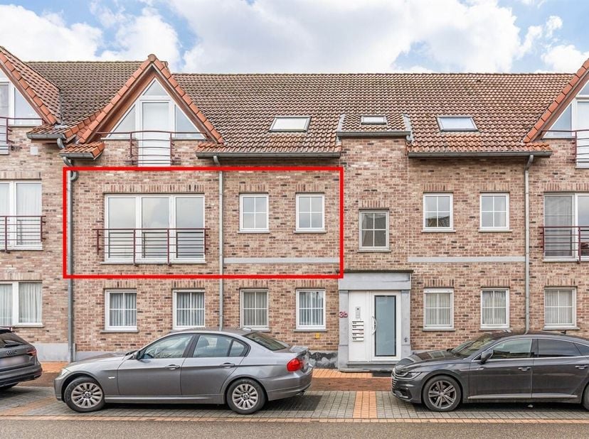 Op de Nieuwesteenweg 3B/101 in Nieuwerkerken bevindt zich dit verzorgd en energiezuinig appartement met een bewoonbare oppervlakte van ca. 90 m². De l