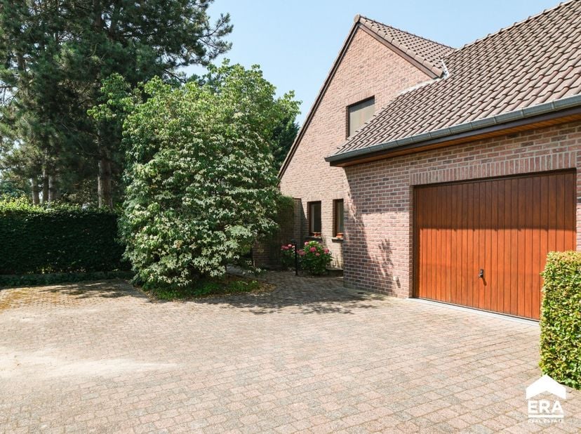Ruime open bebouwing in Hechtel-Eksel met grote tuin en bouwgrond. Deze ruime gezinswoning uit 1994 is afgewerkt met kwalitatieve materialen en biedt
