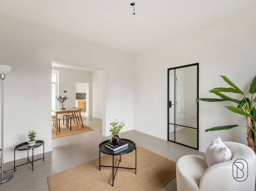 Kwalitatief en energiezuinig gerenoveerde woning met 3 slaapkamers en leuk stadsterras! <br />
<br />
Centraal en strategisch gelegen te Zwijnaarde,