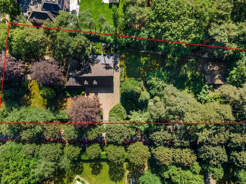 Karaktervolle villa met praktijkruimte op een uniek perceel van 4.337m² in Schilde<br />
Op een uitzonderlijk groen perceel, verscholen achter een bre