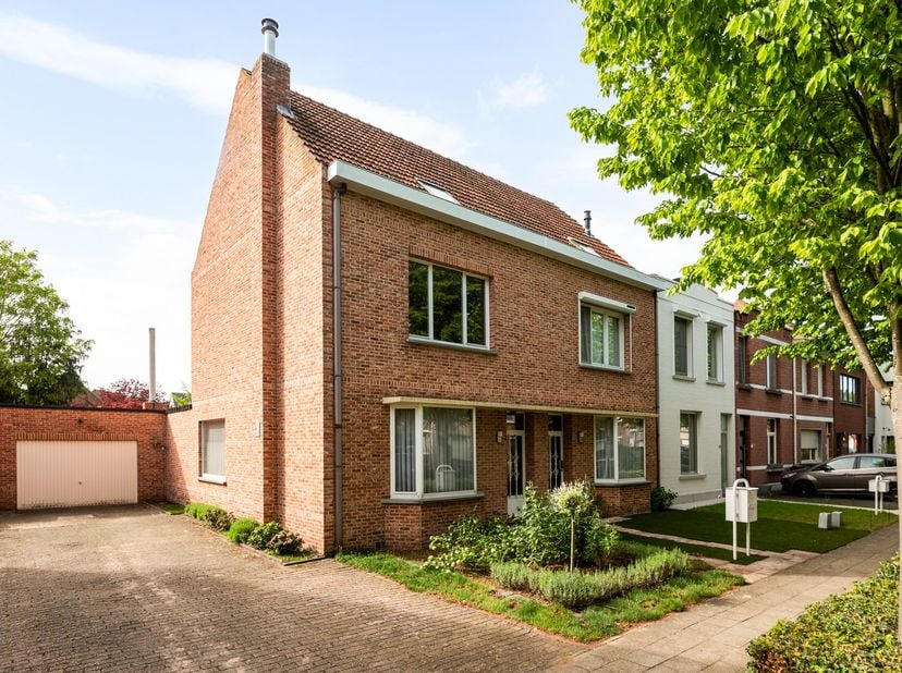 Te renoveren halfopen woning met 4 slaapkamers, ruime garage en zuidgerichte tuin in Brasschaat<br />
<br />
128 m² woonoppervlakte + 50&amp;nbsp;m² garag