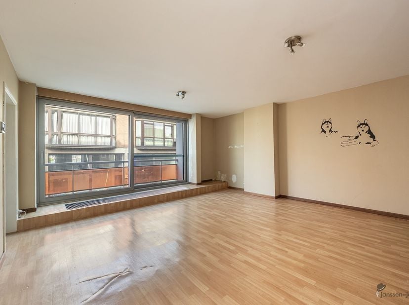 Charmant appartement de 83m² près du centre ville de Merksem.<br />
<br />
Au premier étage se trouve cet appartement avec beaucoup de potentiel, id