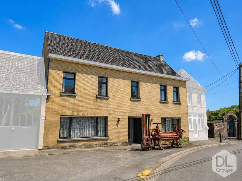 Op het gelijkvloers betreden we deze prachtige woning via een mooie inkomhal, die toegang geeft tot een leefruimte van ca. +/- 23 m², een eetkamer van