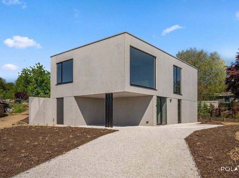 Op een ruim perceel van 20 are in Bekkevoort bevindt zich deze volledig afgewerkte, hypermoderne nieuwbouwvilla. De woning werd opgetrokken door speci