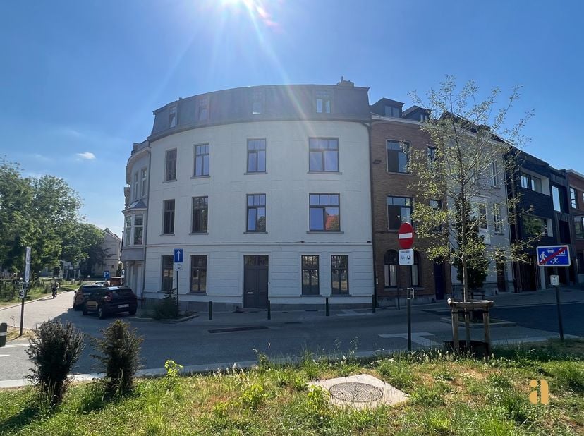 Bezoek inplannen?<br />
Dat kan enkel via onderstaande link:<br />
https://mijnhuurprofiel.be/property/43842db8-f91d-4577-911d-f3effb829fc5/login<br /