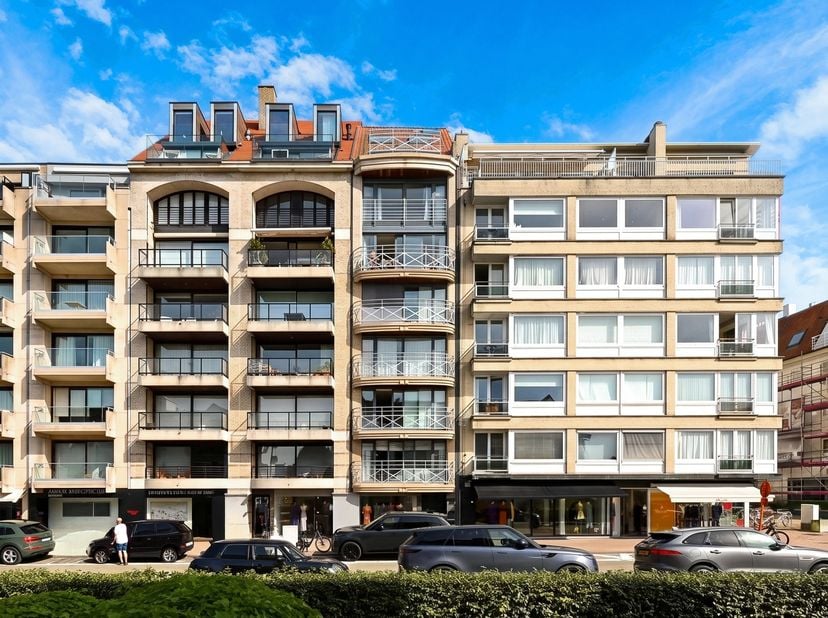 Dit prachtig gerenoveerde penthouse bevindt zich op de prestigieuze Kustlaan en combineert luxueus wooncomfort met een adembenemend uitzicht over Het