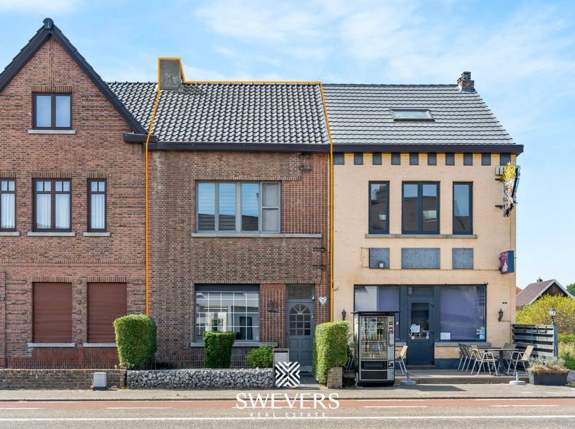 Interesse? Meer informatie op www.SWEVERS.be. - Dit instapklare rijhuis aan de Lommelsesteenweg 189 in Leopoldsburg combineert de charme van 1937 met