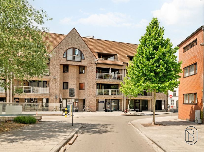 Ruim appartement met veel potentieel op een uitstekende ligging aan de Houtmarkt.<br />
Dit lichtrijke appartement beschikt over 2 volwaardige slaapka