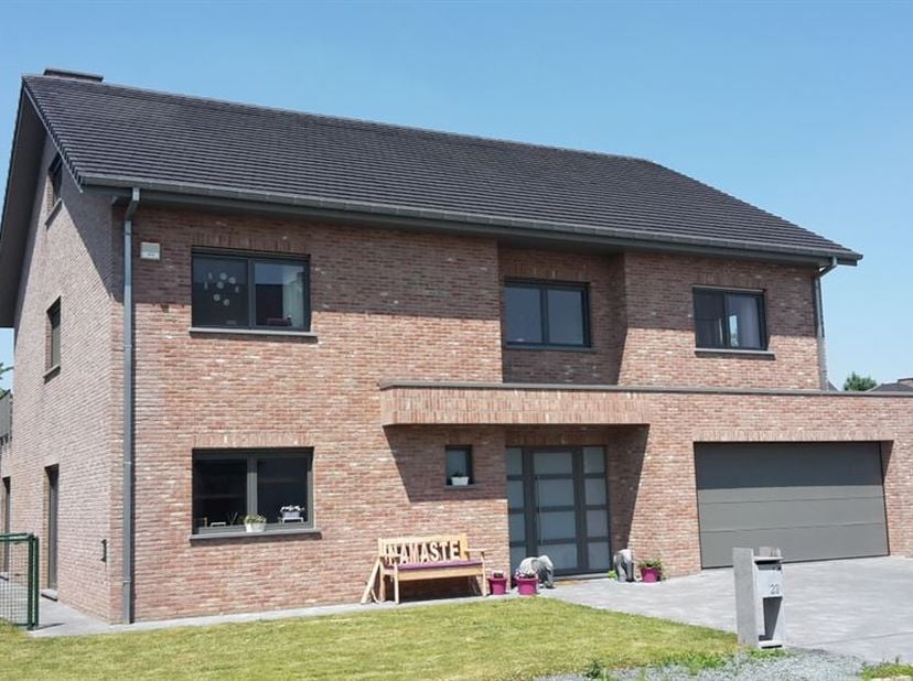 Moderne Villa van 2012 met 350m² woonopp. + 100m² garage en kelders, gelegen op 3km van de duitse school en op 1,8km van de Aerikaanse school, 7 slaap