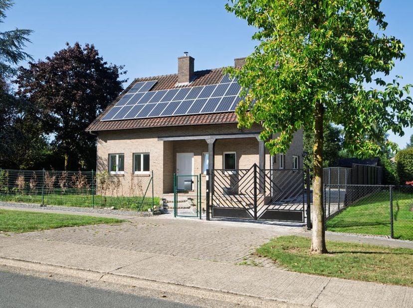 INKOMHAL - BUREAU  - W.C. - RUIME LIVING  met toegang tot het terras  - KEUKEN IN L-VORM (zithoek + kookhoek) - SAS - BETEGELDE BERGING-WASPLAATS<br /
