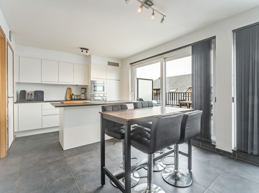 In de 10de-Linie-Regimentstraat, in het hartje van Kortemark bevindt zich dit gezellig 1-slaapkamer appartement.&amp;nbsp;<br />
De indeling gaat als volg