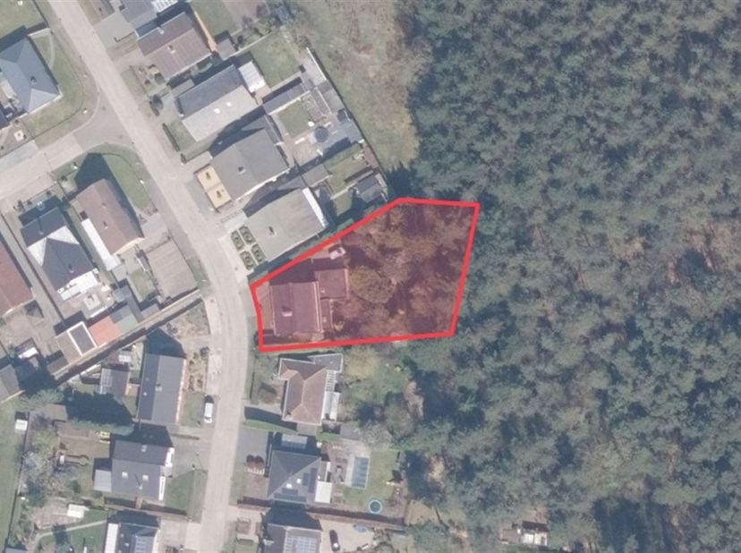 Ruime 5 slpk woning op groen perceel van 13a 04ca<br />
<br />
Ligging: Groen en rustig gelegen te Lille met alle faciliteiten (Winkels, scholen, op
