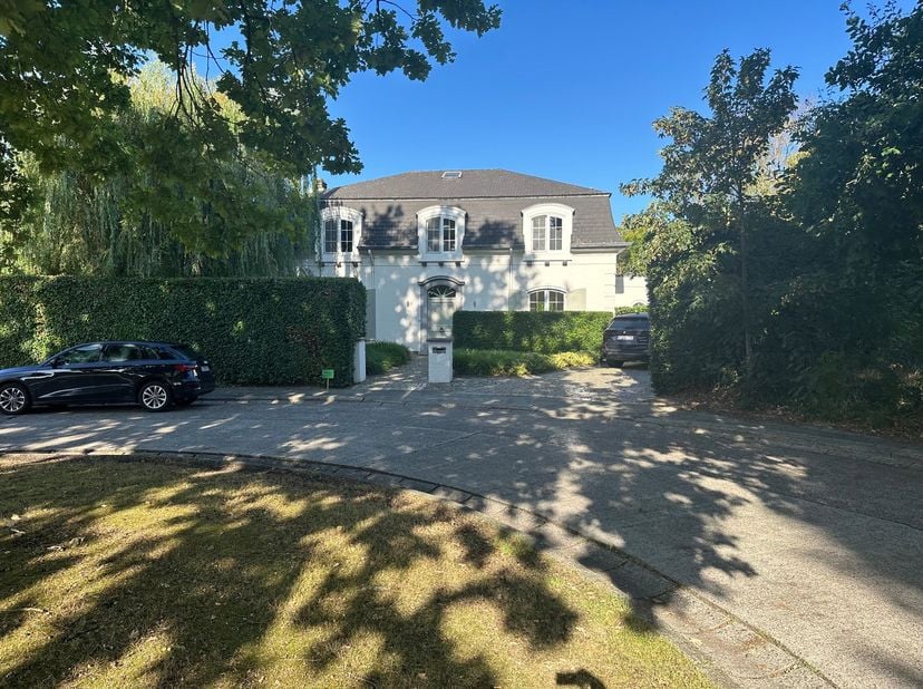 Deze villa met 400 m2 woonoppervlakte ligt aan het eind van een doodlopende straat in één van de meest gegeerde villawijken van Lier. Met 1.665 m2 is