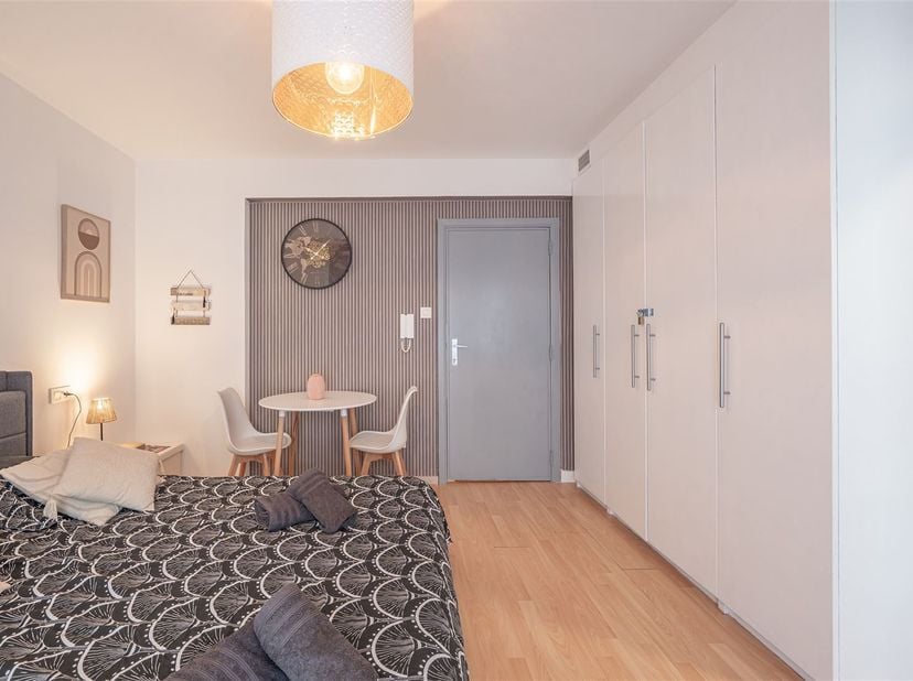 Ontsnap naar de kust met deze instapklare studio op Distellaan 56 in Westende, op slechts enkele meters van de vernieuwde zeedijk. Ideaal als vakantie