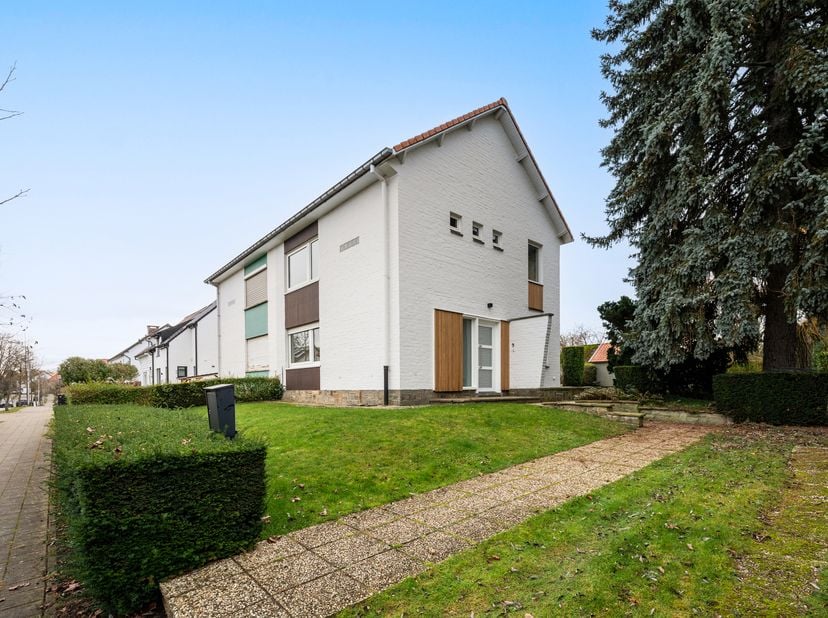 KRAAINEM, HUIS met 3 gevels (2-3 slaapkamers/1 kleedkamer/1 douchekamer) van ±123 m² bebouwd (110 m² bewoonbaar) gelegen op een terrein van ±5 are 87