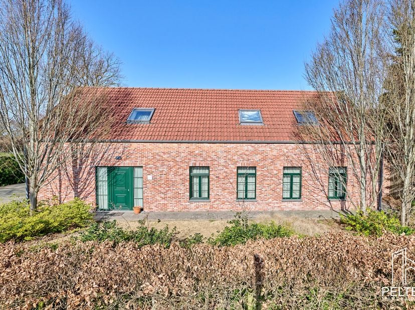 Exclusieve, volledig gerenoveerde woning met paardenaccommodatie op een uitzonderlijk domein van 20.436 m²<br />
<br />
Op een unieke ligging te Astri