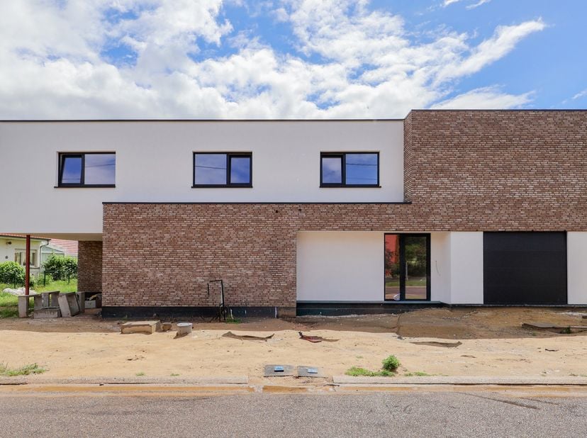 Haacht: Zeer ruime nieuwbouw driegevel woning (238m² bebouwde oppervlakte) met in totaal 4 ruime slaapkamers en 2 badkamers, op een mooi zuid-georiënt