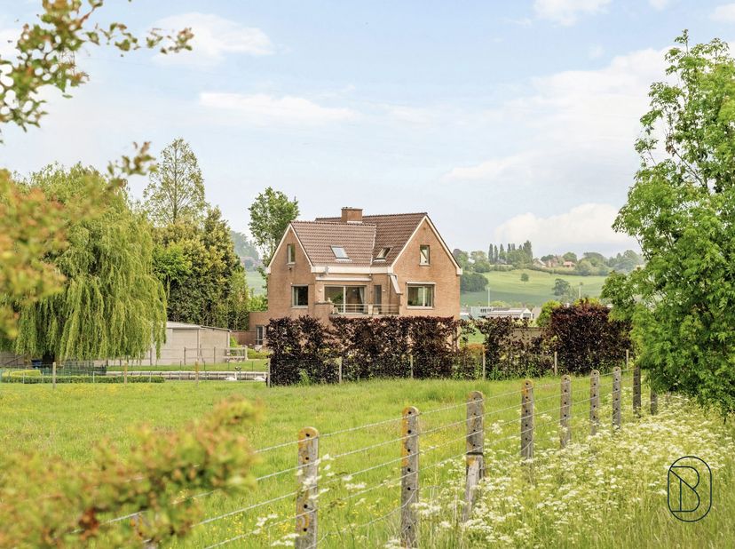 Te koop: unieke eigendom met paardenstallen/loods op 3,38 hectare genietend van een prachtig zicht op de Vlaamse Ardennen. <br />
<br />
In het landel