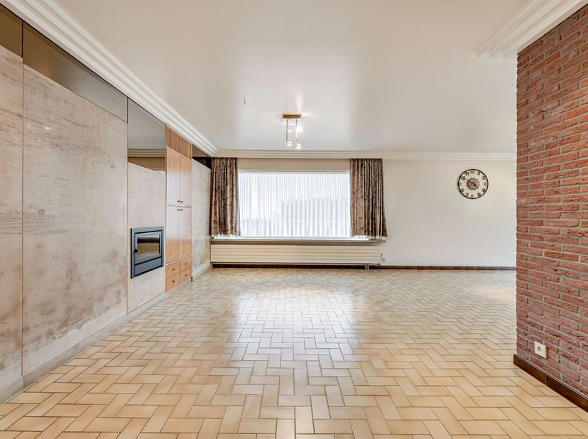 Op te frissen bungalow met 3 slaapkamers, ruime garage en oprijlaan.<br />
Troeven:<br />
- Ruim perceel van 2385 m2<br />
- Landelijk wonen (vergezic