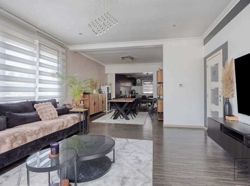 Cette spacieuse maison d'une surface habitable de 183 m² et comprenant quatre chambres bénéficie d'un emplacement idéal et offre un agencement confort