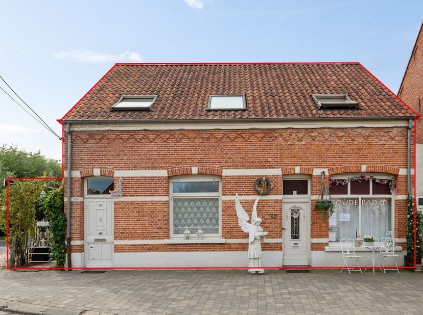Karaktervolle woning met handelsruimte en tal van mogelijkheden<br />
<br />
Oorspronkelijk werden hier rond 1930 twee naast elkaar gelegen woningen