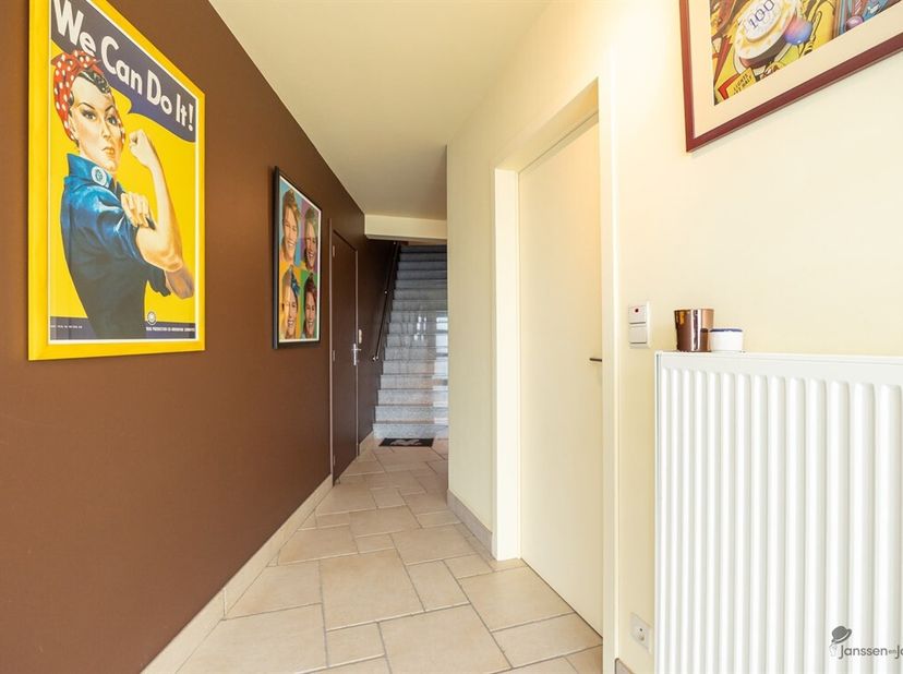 Cette résidence exceptionnelle offre une opportunité rare pour ceux qui recherchent de l'espace, de l'intimité et un confort de vie polyvalent. Derriè