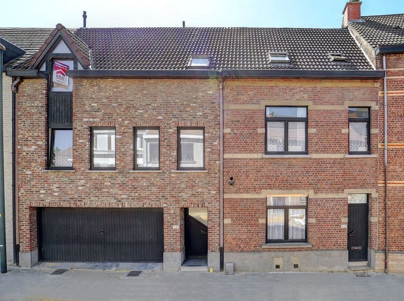 Te koop: zeer ruime 2-gevelwoning met garage in de Vestenstraat, ideaal als kangoeroewoning, op wandelafstand van het centrum van Tervuren.Deze woning