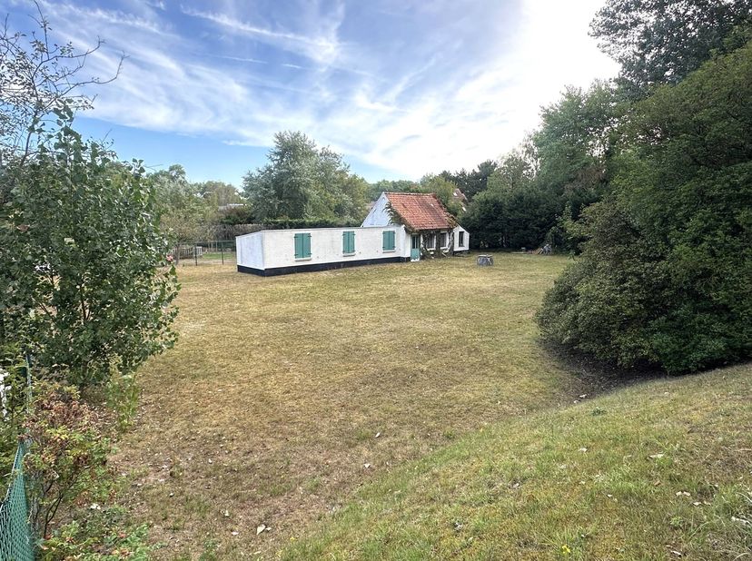 Belle parcelle de terrain à vendre de 665 m² dans une petite parcelle de 2 lots. <br />
Le deuxième lot de 732 m² peut éventuellement être acheté ense