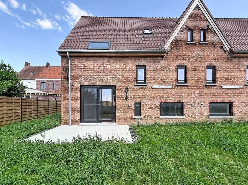 Deze halfopen bebouwing in Anzegem staat te huur! Deze woning is centraal gelegen op wandelafstand van openbaar vervoer en winkels. De woning beschikt
