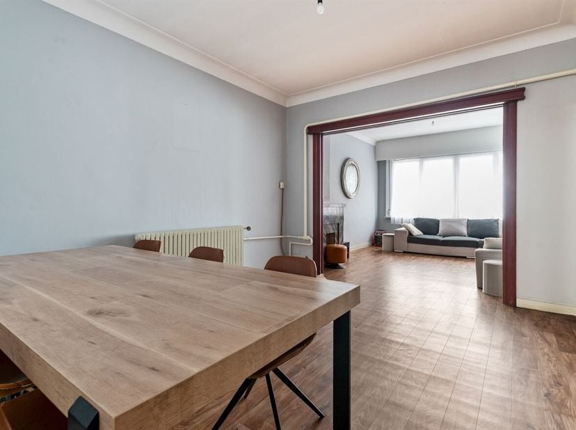 Charmante maison située sur Te Couwelaarlei à Deurne, dans un endroit extrêmement central et facile d'accès. Les transports publics, les magasins et t