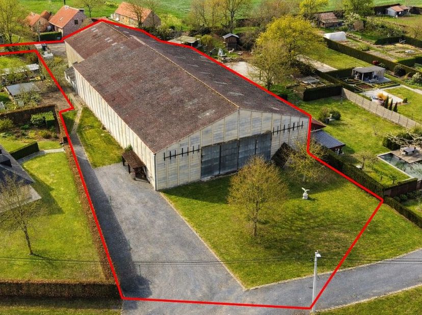 À vendre : grand entrepôt situé dans un environnement rural. Cet entrepôt, construit en 1960, offre un espace très vaste autorisé pour des activités i