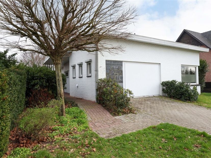 Gelijkvloerse lichtrijke open bebouwing met 3 slaapkamers en zonnige tuin <br />
Omgeving:<br />
+ Centraal en gunstig gelegen tussen Hasselt en Zonho
