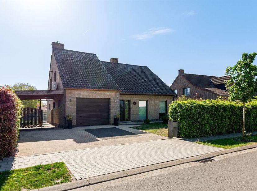 Deze charmante open bebouwing is uiterst rustig en gunstig gelegen in een doodlopende straat binnen een residentiële wijk in Koningshooikt. Bovendien