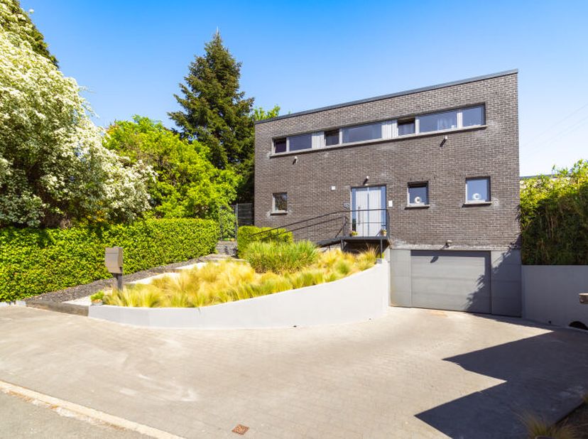 ! OPTION ! OPTION ! OPTION ! Idéalement située dans un endroit calme à Saive, magnifique villa contemporaine (+/- 197m² daprès PEB) 4 chambres avec ja