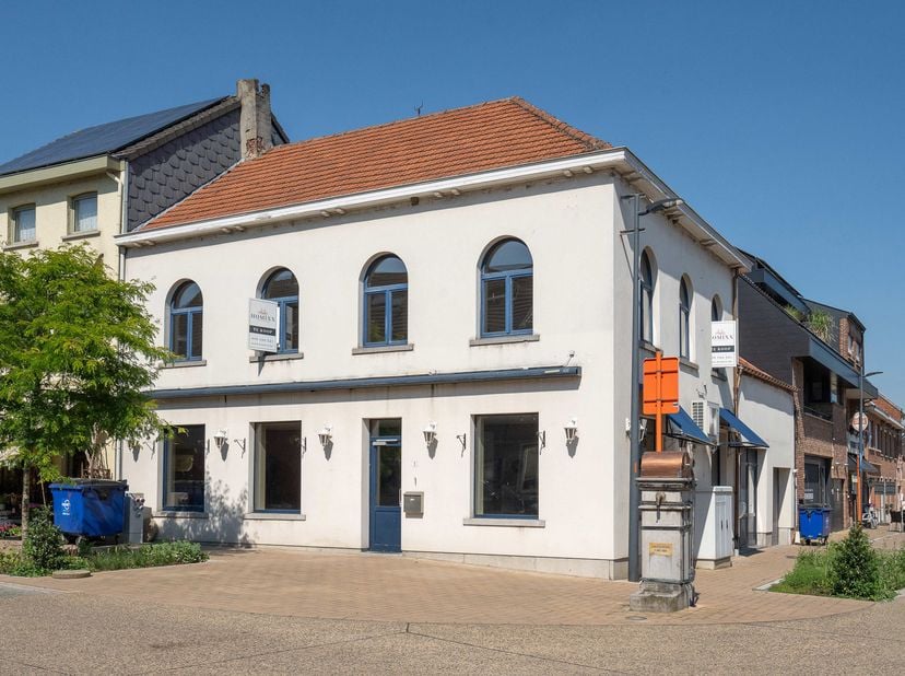 Op een uiterst zichtbare hoeklocatie biedt Homixx Vastgoed u met trots dit karaktervolle pand aan. Een eigendom met geschiedenis, mogelijkheden én een