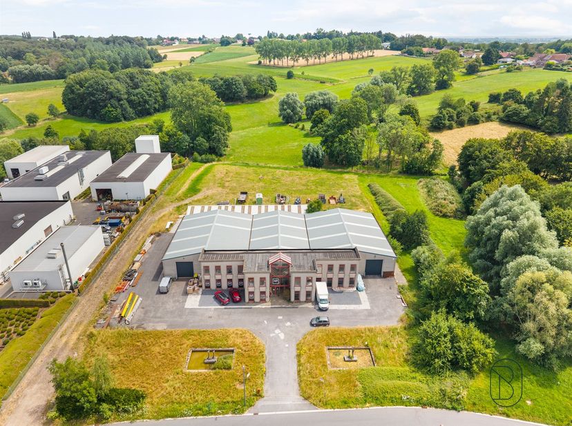 UNIEKE KANS  Veelzijdig industriegebouw op toplocatie in Ronse. <br />
Strategisch gelegen in het industriegebied van Ronse bevindt zich dit uitzonder
