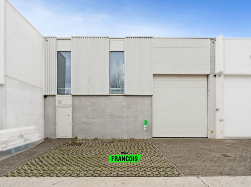 Dans le parc dactivités récemment réalisé Tintersweghe, nous proposons ce hall de qualité. Le site bénéficie dun emplacement stratégique en bordure de