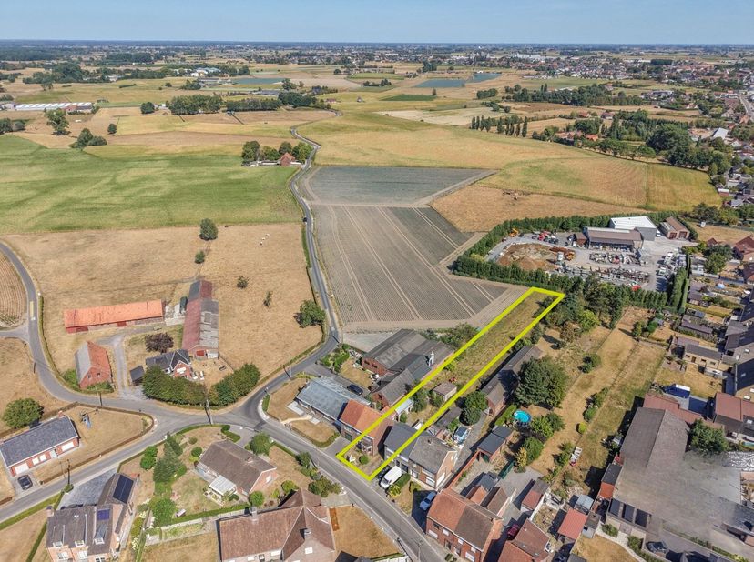 Bent u op zoek naar een ruim perceel om uw droomwoning te realiseren? Dan biedt deze eigendom een unieke kans. Met een oppervlakte van 1.100 m² en een