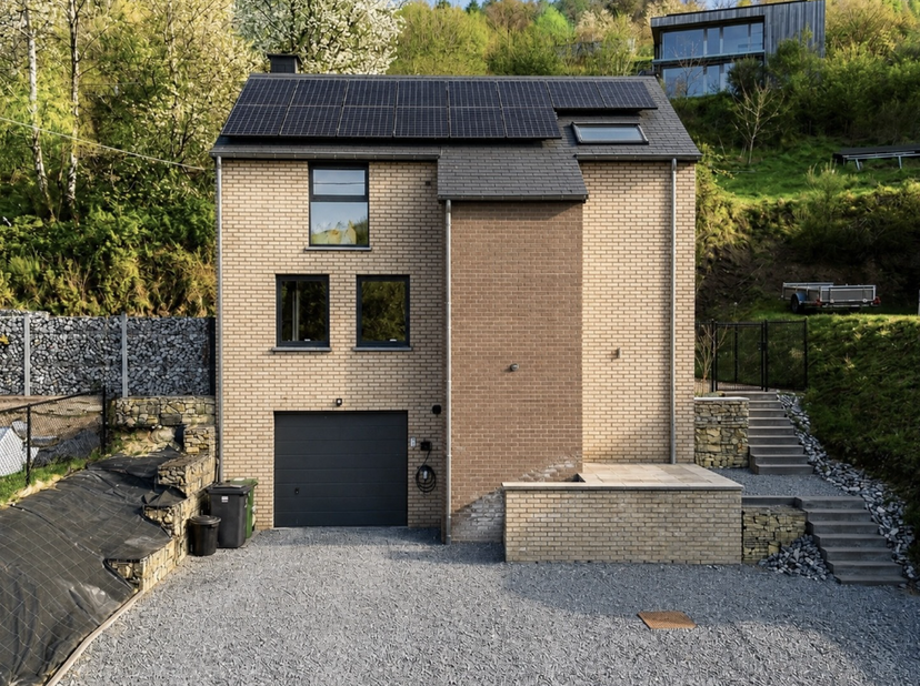 Faire offre à partir de 449.000€ <br />
<br />
REZ DE CHAUSSEE de ±53m² :<br />
- Hall de ±3,5m² sur carrelage,<br />
- Garage de ±25m² sur carrelage
