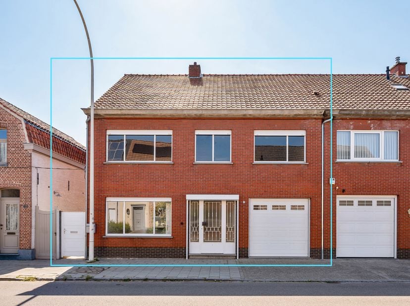Verrassend ruime te renoveren gezinswoning met 4 slaapkamers, garage, tuin en grote zolder in centrum Essen<br />
Deze verrassend ruime gezinswoning b