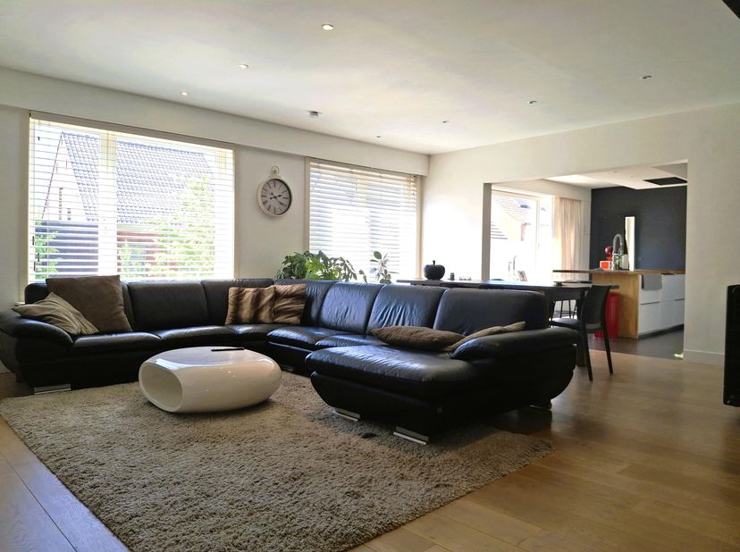 160M² lichtrijk appartement met 3 slaapkamers,  XL-terras en grote hoge inpandige garage.<br />
<br />
- appartement +3 grote slaapkamers(160 m²).<br