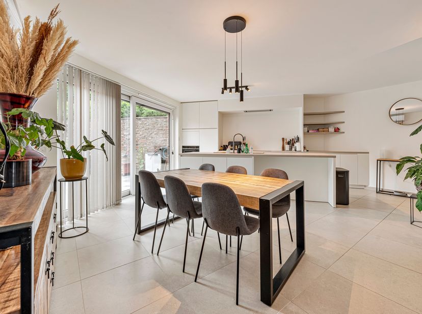 Energiezuinige woning met uitweg te koop in Lauwe<br />
Je betreedt de woning via de inkomhal met gastentoilet en komt vervolgens in de gezellige leef