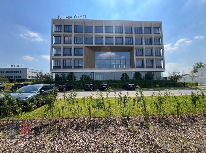 Le centre d'affaires « In The Yard », fantastiquement situé et inspirant, se trouve le long de l'E40 près de Gand.&amp;nbsp;<br />
Ce site offre confort e