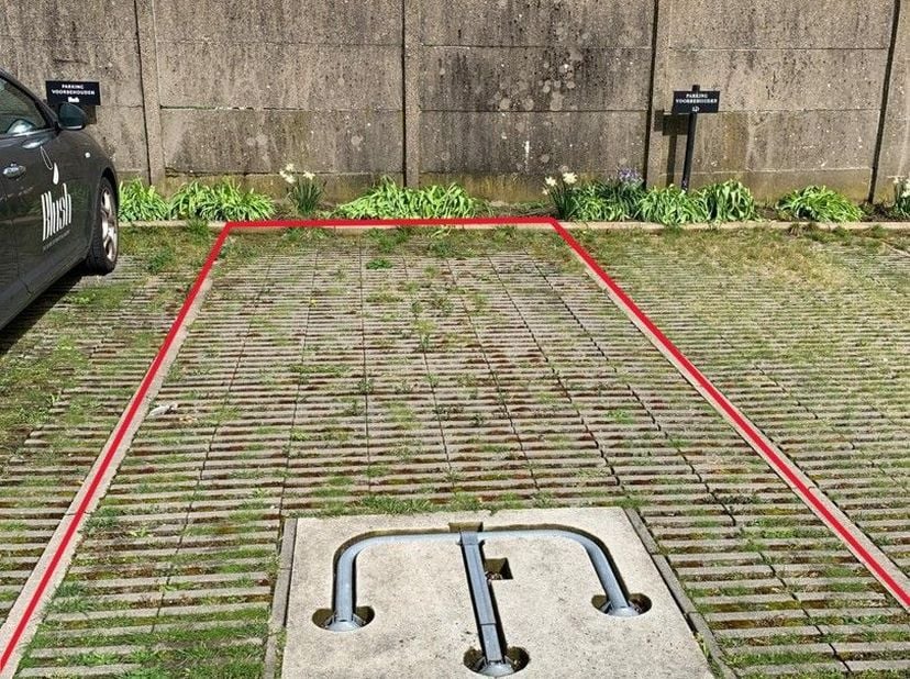 Op het Brouwersplein in Kortemark, pal in het centrum, bieden we deze autostaanplaats aan. Parkingplaats is voorzien van een parkeerbeugel. 