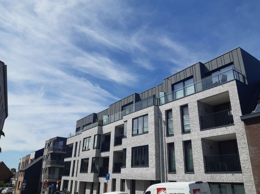 Dit hoogwaardig afgewerkt  appartement is ingedeeld als volgt : inkom - aangename leefruimte met geïnstalleerde open keuken - berging - terras vooraan