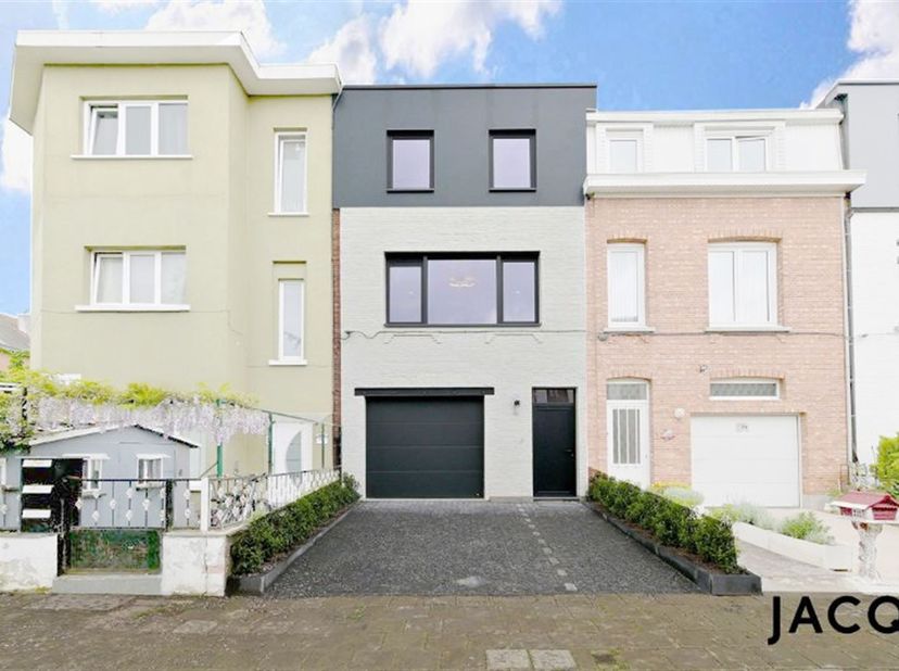 JACQ. Real estate stelt u graag deze prachtige gerenoveerde woning voor te Berchem. Deze woning biedt comfort en stijl voor het hele gezin op een idea