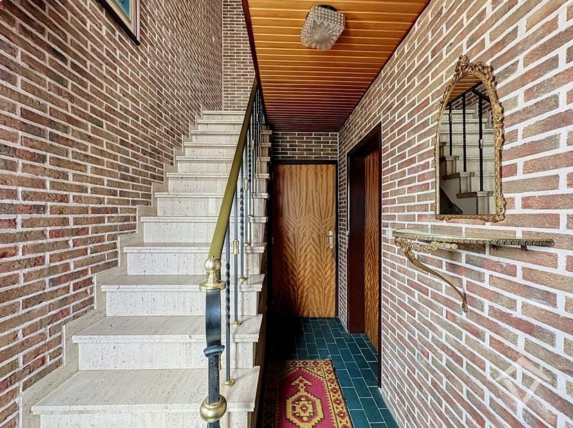Op een boogscheut van het bruisende centrum van Diksmuide, in Beerst, bevindt zich deze solide woning op een vlot bereikbare ligging nabij tal van voo