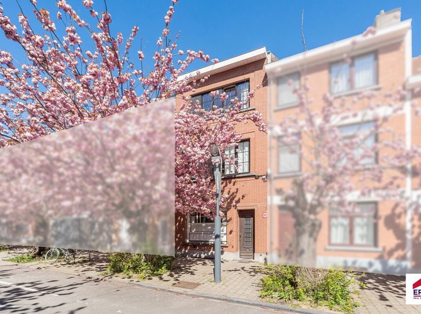 À vendre : maison unifamiliale à Jette, actuellement louée en plusieurs chambres étudiantes.Construite en 1955, cette propriété bénéficie dun emplacem