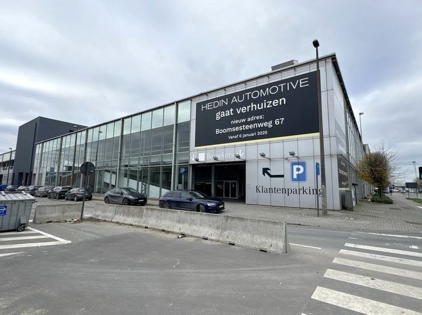 Découvrez ce bâtiment polyvalent avec entrepôt et vaste salle d'exposition sur l'ancien site Mercedes/Hedin, situé sur l'avenue Groenendaallaan, dans