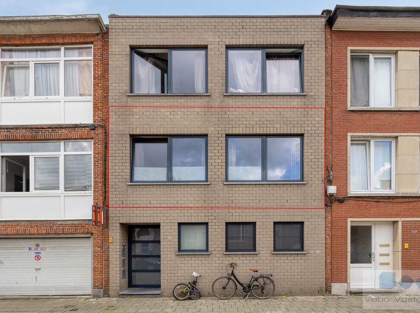 Appartement met 2 slaapkamers en op gunstige locatie te Deurne.<br />
<br />
Vlotte bereikbaarheid naar autostrades en invalswegen wat ideaal is voor